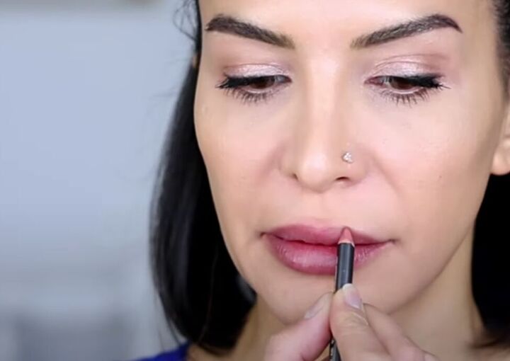 10 minute makeup routine, Lining lips
