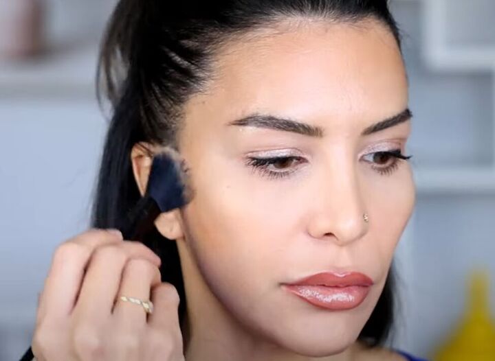 10 minute makeup routine, Adding bronzer