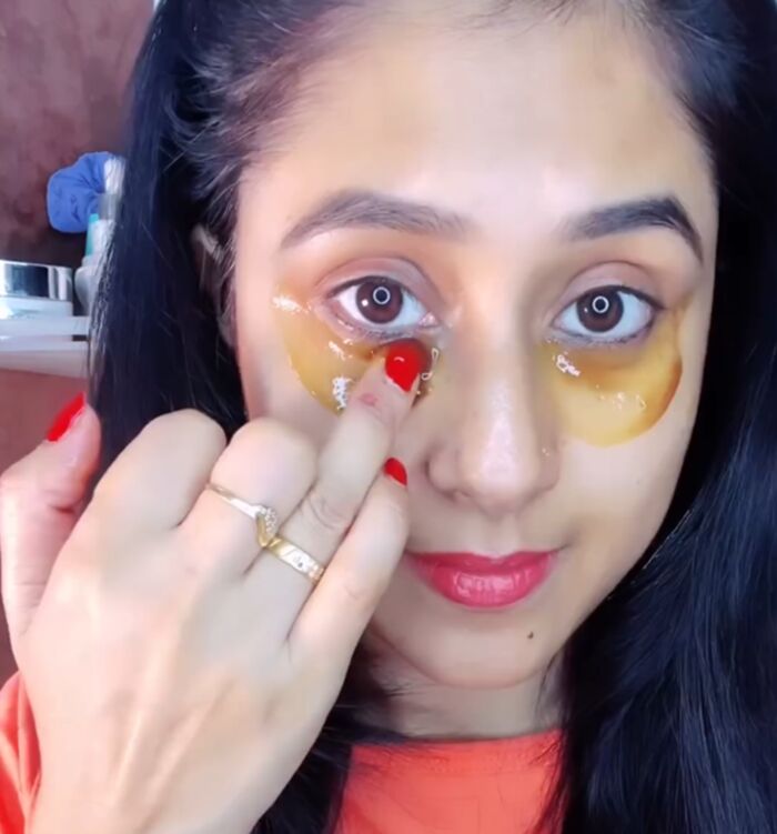 remove the dark circles around your eyes with 3 easy ingredients, Applying beauty gel to under eyes