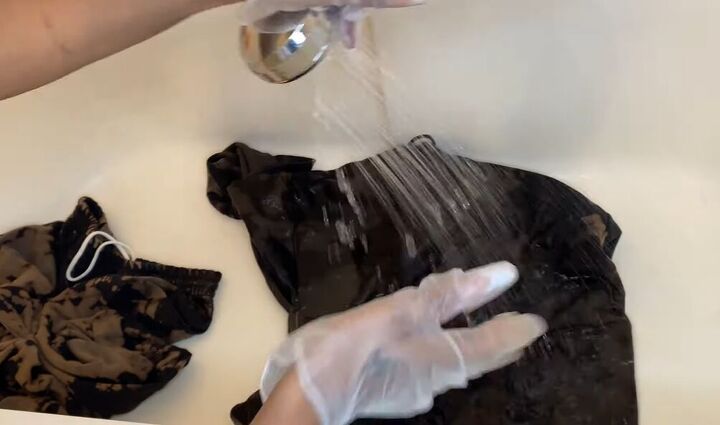 tie dye patterns tutorial, Rinsing bleach