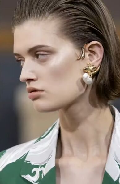 2024 accessory trends, Statement earrings