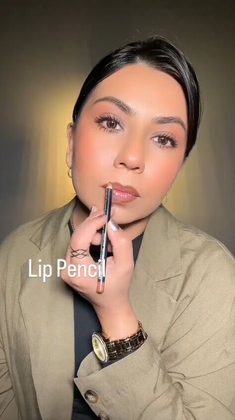 natural everyday makeup, Lining lips