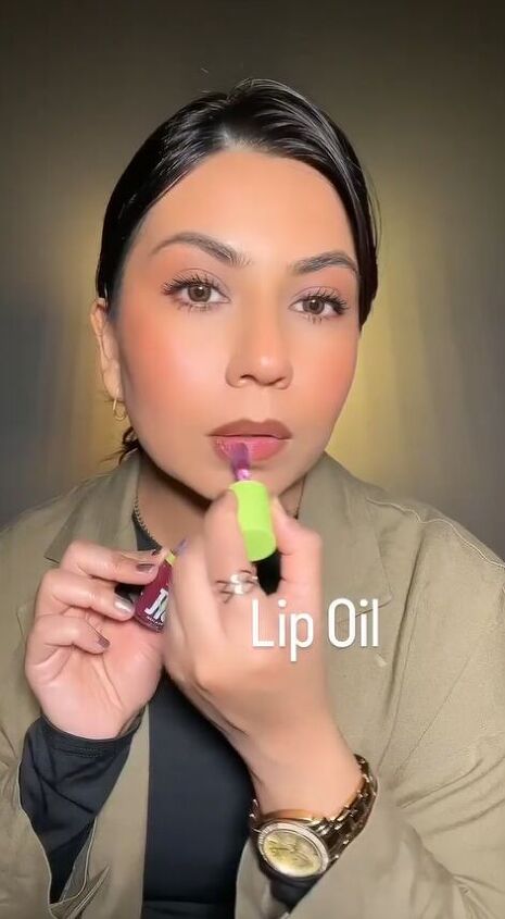 natural everyday makeup, Applying lip oil