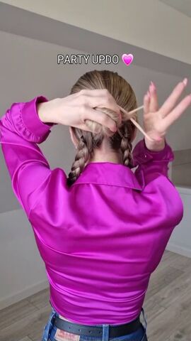 the easiest updo you need to try, Tying bun off