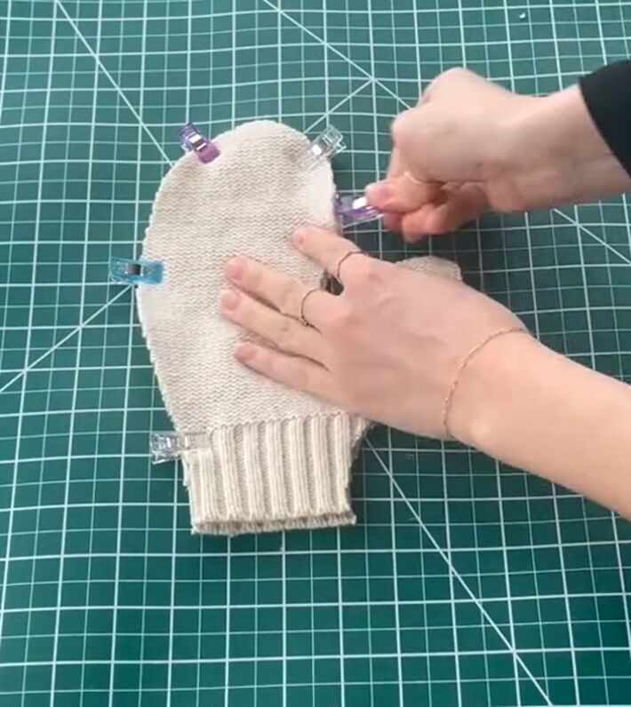 upcycle a sweater, Making mittens