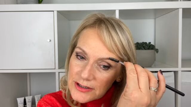 brows for older women, Brushing brows
