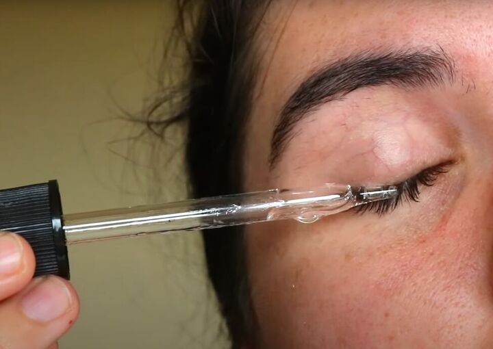 eyelash growth serum diy, Applying DIY eyelash serum