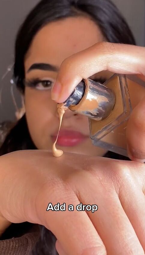 genius hack for women with dry skin, Applying liquid foundation