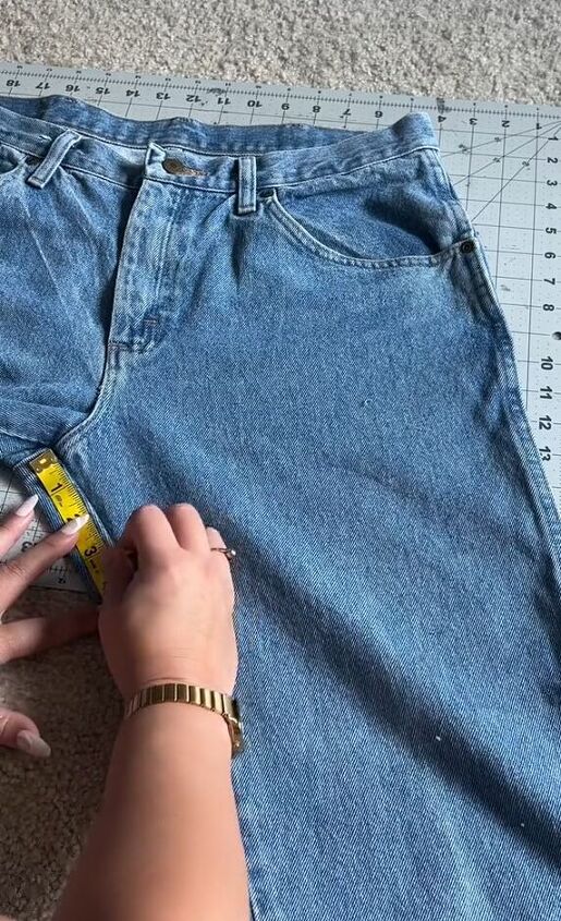 diy the perfect summer mom shorts in 5 minutes, Marking inseam