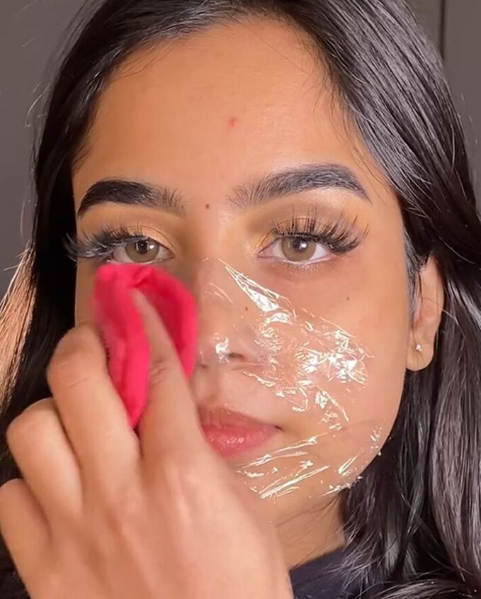 remove your blackheads with this easy vaseline hack, Applying warm cloth