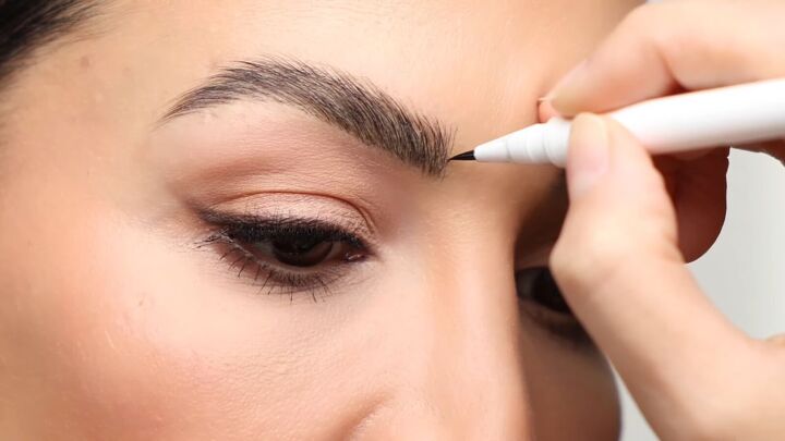 fluffy eyebrow trend, Filling brows in