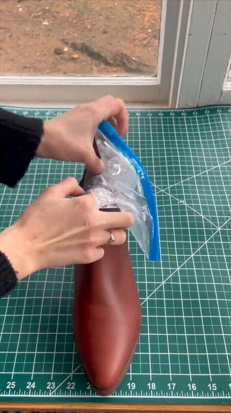 how to stretch your shoes without the pain, Placing bag in shoes