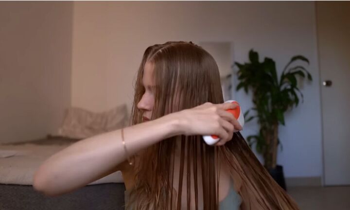 how to get glass hair, Brushing wet hair
