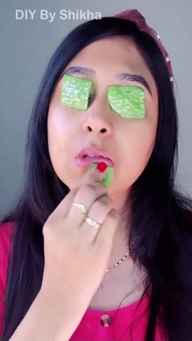 the best all natural lip and eye patches you can make, Applying aloe vera to lips