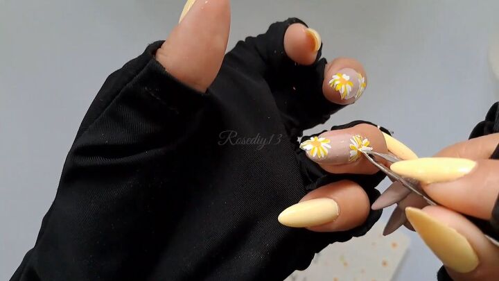 yellow flower nails, Applying nail stickers