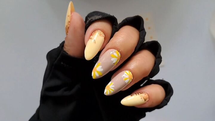 yellow flower nails, Yellow flower nails
