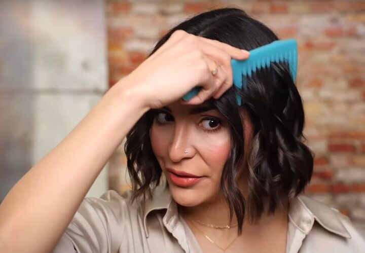 how to wave short hair with a straightener, Combing hair