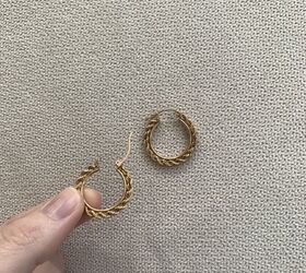 We promise you&#39;ll NEVER lose another hoop earring after seeing this too-simple-to-be-true hack