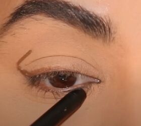 eyeliner hacks for hooded eyes, Applying eye pencil