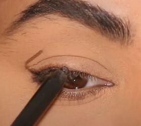 eyeliner hacks for hooded eyes, Applying eye pencil