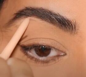 eyeliner hacks for hooded eyes, Applying eye pencil