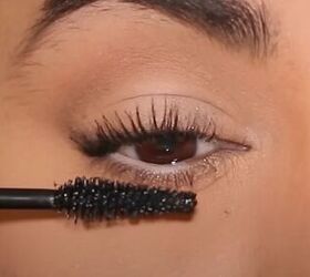 eyeliner hacks for hooded eyes, Applying mascara