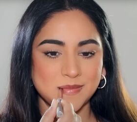 eyeliner hacks for hooded eyes, Applying lipstick