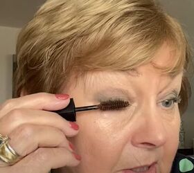 subtle green eyeshadow look, Applying mascara