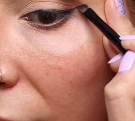 purple eyeliner makeup look, Lining upper lashes