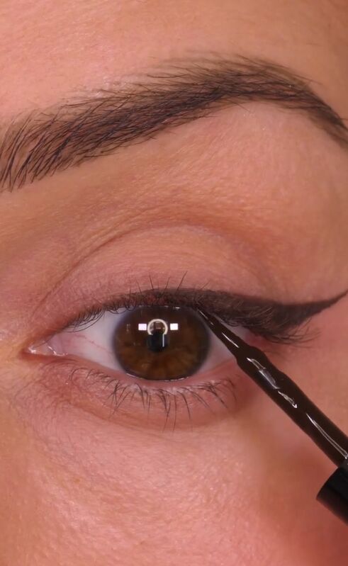 Easy Hack For Applying False Eyelashes Like A Pro Upstyle easy-hack-for-applying-false-eyelashes-like-a-pro-upstyle