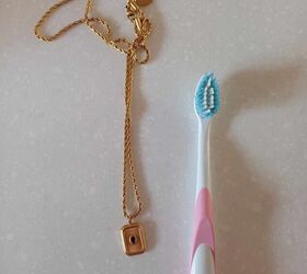 vinegar and baking soda jewelry cleaning hack, Necklace and a toothbrush