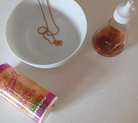 vinegar and baking soda jewelry cleaning hack, Baking soda a bowl with a necklace and brown vinegar
