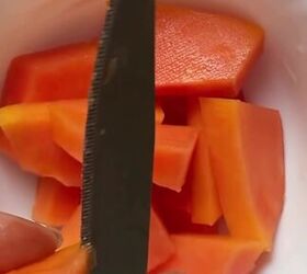 Cutting the papaya