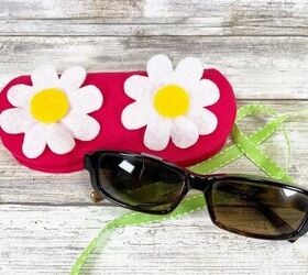 No Sew Daisy Sunglass Case Inspired by Barbie Creatively Beth creativelybeth barbie barbiemovie kuninfelt nosew createwithkunin daisy freepatterns sunglasscase craft diy pink