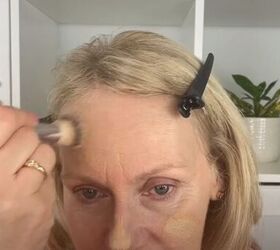 Applying foundation