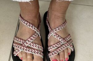 We're kinda obsessed with how she paired these summery sandals