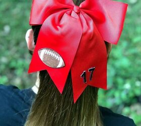 5 Minute Football Hair Bow Creatively Beth creativelybeth 5minutecrafts sportscrafts football flagfootball