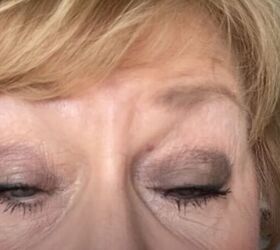 Eyeshadow application on mature eyes