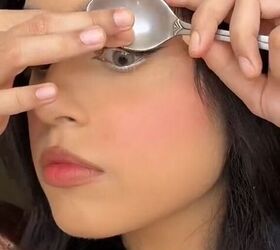 Curling the eyelashes with the spoon