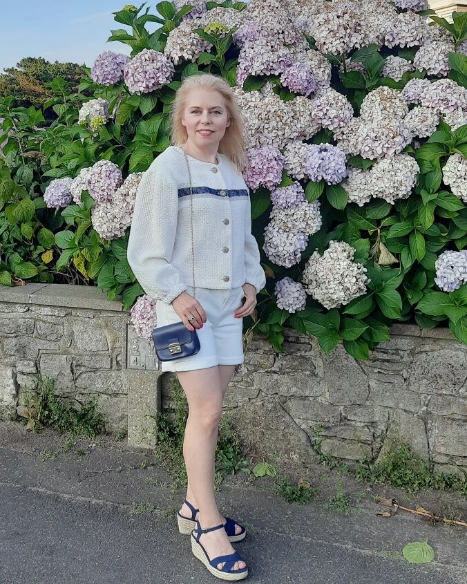 Three Ideas On How To Wear White Denim Shorts Upstyle three-ideas-on-how-to-wear-white-denim-shorts-upstyle