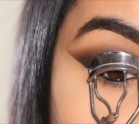 smokey eye tutorial, Curling the lashes