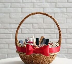 7 must have items to create the ultimate holiday self care hamper, Self care hamper image via Canva