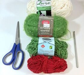 Grab your crochet needle, you're about to make something SO cute for Christmas (gift idea!)