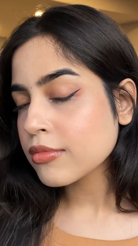 Eyeliner Hack: Grab a Bill Out Your Wallet | Upstyle