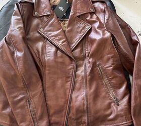 You gotta see the cool way she styled this sleek leather jacket 😎