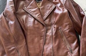 You gotta see the cool way she styled this sleek leather jacket 😎