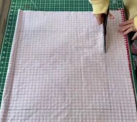 She cut a big piece of gingham fabric for this easy and CUTE idea