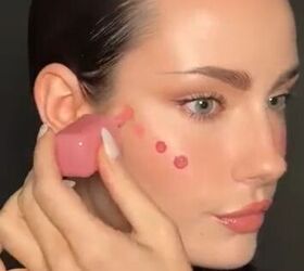 She paints a few dots like this for this GORGEOUS blush hack