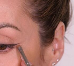 Eyeliner hack using string