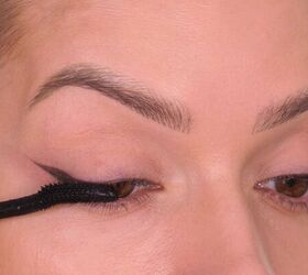 Applying mascara